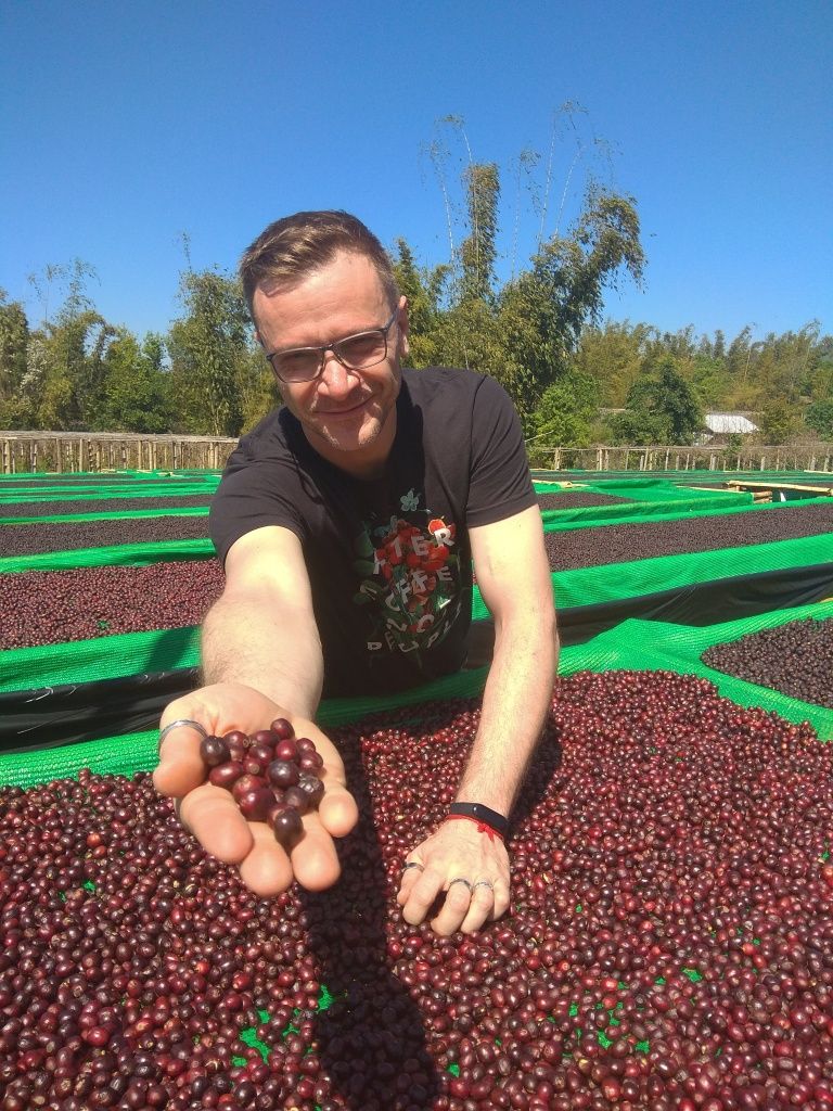 Евгений Щукин с ягодами кофе